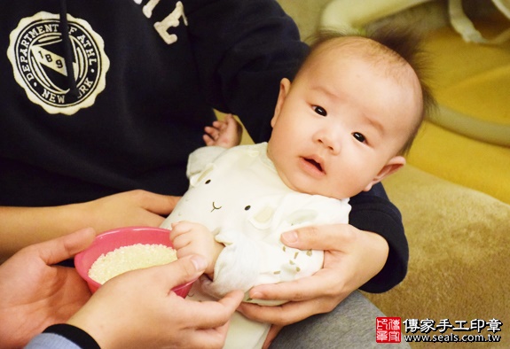 剃胎毛、滿月剃頭、嬰兒剃頭、嬰兒理髮、嬰兒剃髮、嬰兒剃胎毛、嬰兒滿月剃頭、寶寶剃頭、剃胎毛儀式、剃胎毛吉祥話、滿月剃頭儀式、滿月剃頭吉祥話、寶寶剃胎毛、寶寶滿月剃頭理髮、 新北新莊區剃胎毛、新北新莊區滿月剃頭、 新北新莊區嬰兒剃頭剃胎毛、新北新莊區嬰兒理髮、新北新莊區嬰兒剃髮、邱寶寶(新北新莊區到府嬰兒寶寶滿月剃頭理髮、免費到府嬰兒剃胎毛儀式吉祥話)。到府剃頭剃胎毛主持、專業拍照、DVD光碟、證書。★購買「臍帶章、肚臍章、胎毛筆刷印章」贈送：剃頭、收涎、抓周，三選一。2016.01.09 照片6